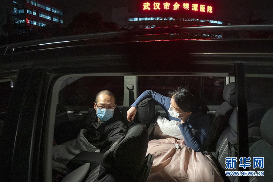 （一線抗疫群英譜·圖文互動）（4）特寫：為節省10分鐘，這對醫護夫妻“以車為家”