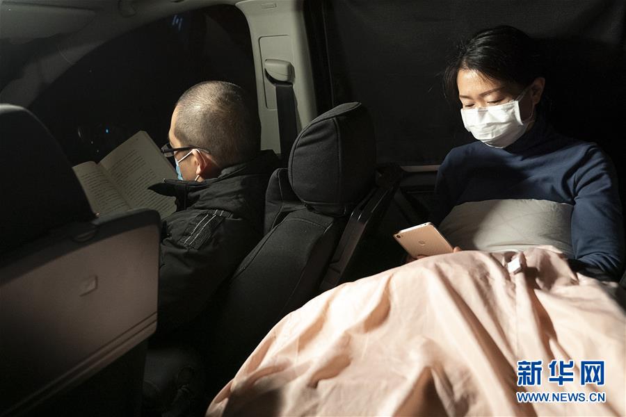 （一線抗疫群英譜·圖文互動）（5）特寫：為節省10分鐘，這對醫護夫妻“以車為家”