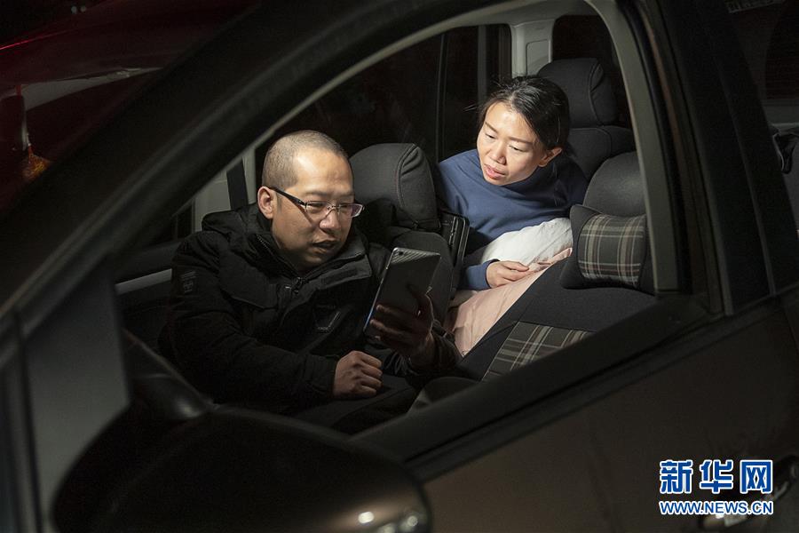 （一線抗疫群英譜·圖文互動）（7）特寫：為節省10分鐘，這對醫護夫妻“以車為家”