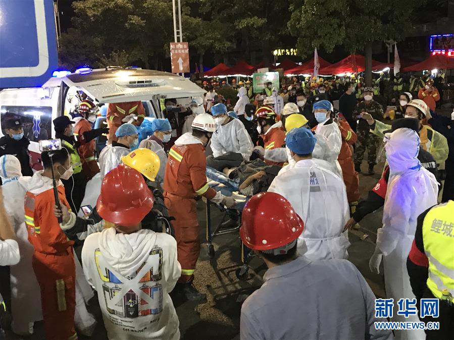 （社會）（2）福建泉州酒店坍塌事故現場救出母子幸存者