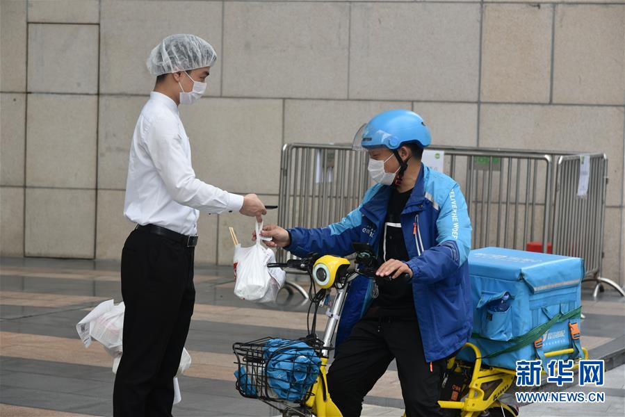 （聚焦復工復產·圖文互動）（1）觸網接單、開發簡餐、直播賣貨——餐企換招自救