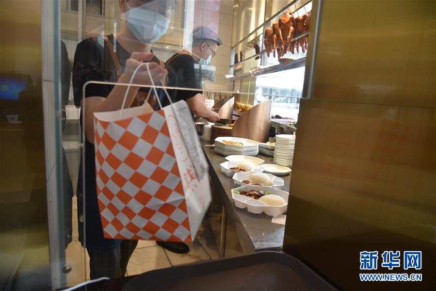 （聚焦復工復產·圖文互動）（4）觸網接單、開發簡餐、直播賣貨——餐企換招自救