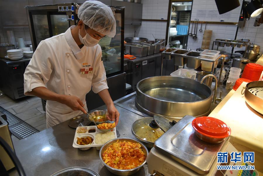 （聚焦復工復產·圖文互動）（5）觸網接單、開發簡餐、直播賣貨——餐企換招自救