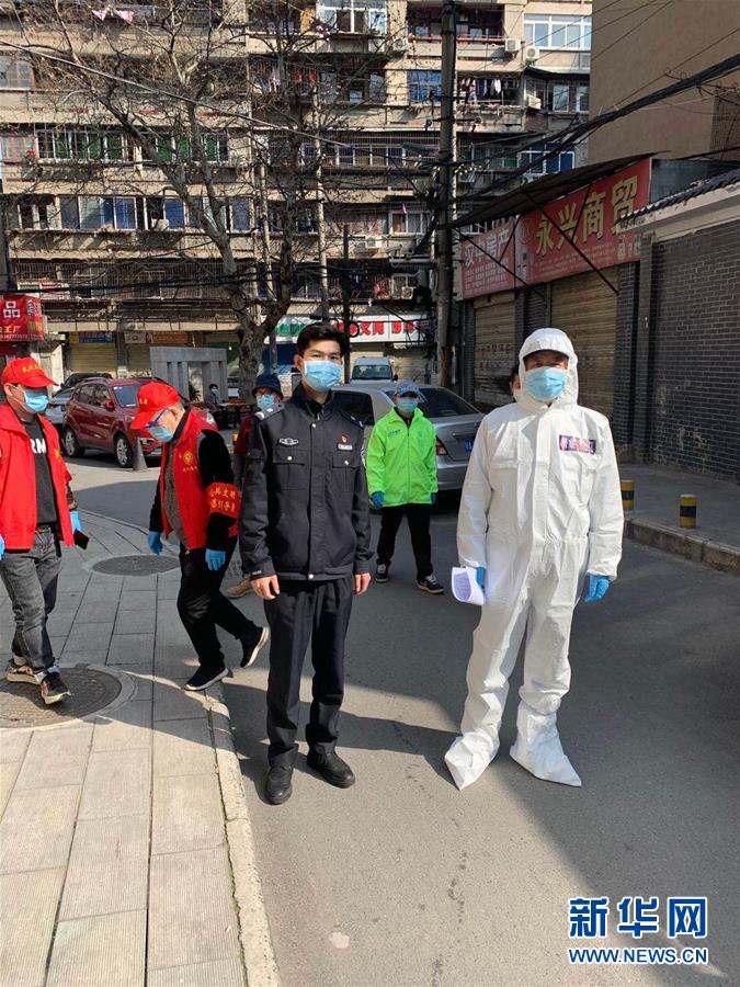 （習(xí)近平致敬的戰(zhàn)“疫”英雄·公安干警篇·圖文互動(dòng)）（6）他們，抗疫一線(xiàn)鑄警魂