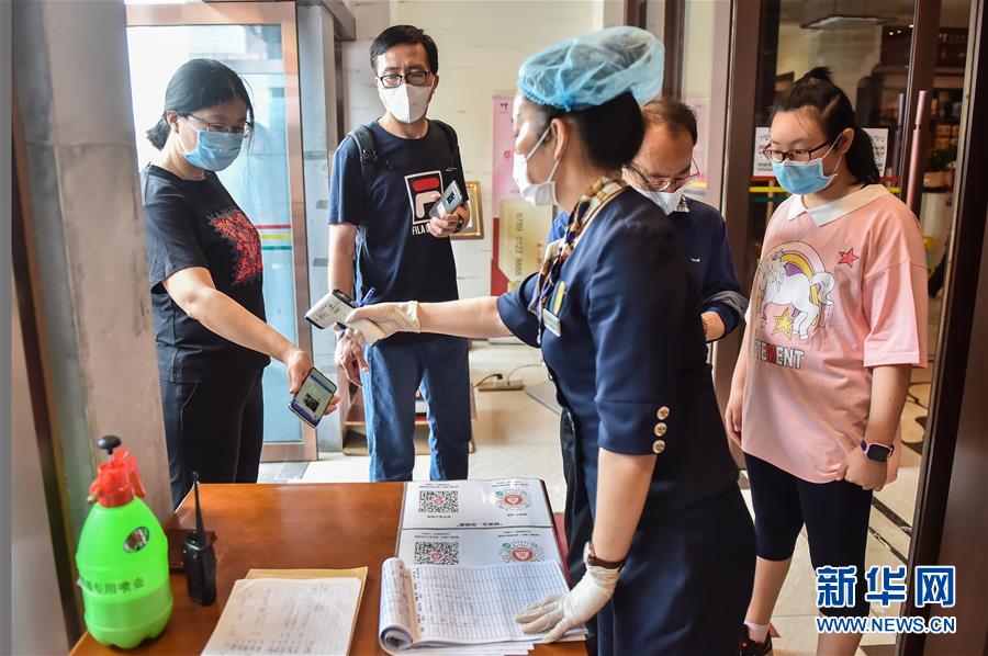 （圖文互動(dòng)）（1）北京節(jié)日市場復(fù)工忙、人氣旺