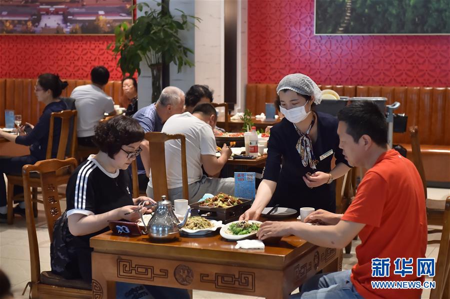 （圖文互動(dòng)）（3）北京節(jié)日市場復(fù)工忙、人氣旺