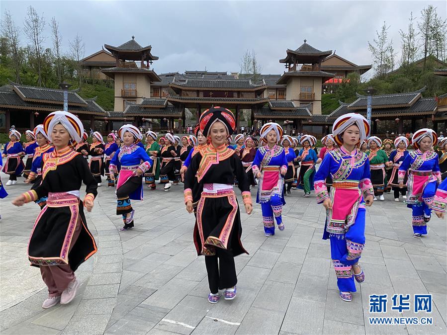 （決戰(zhàn)決勝脫貧攻堅(jiān)·圖文互動(dòng)）（1）阿妹戚托：大山里的“非遺”助搬遷群眾穩(wěn)得住