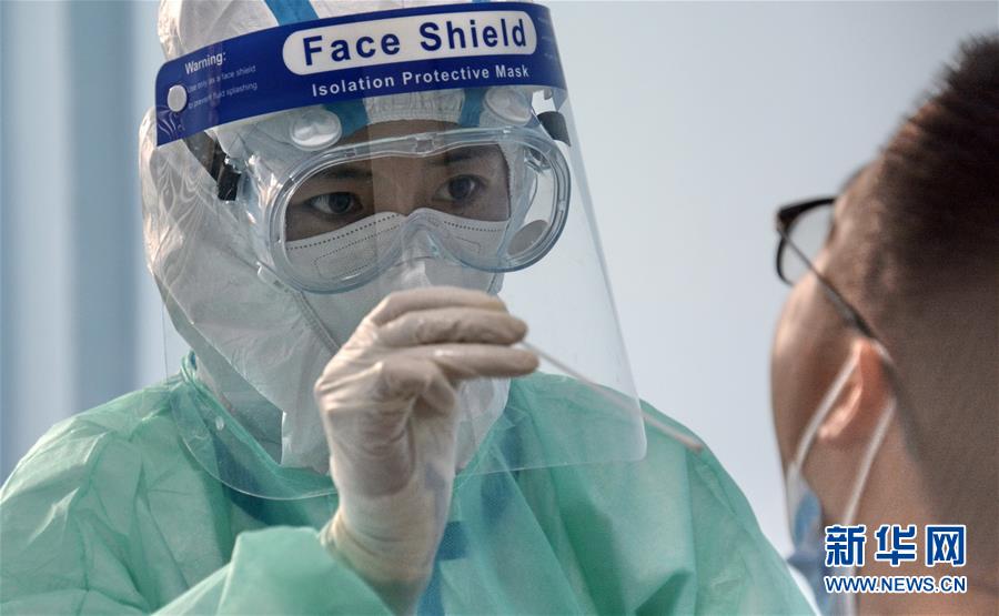 （新華全媒頭條·圖文互動）（11）構筑守護城市、守護生命的堅強防線——北京開展大規(guī)模核酸檢測