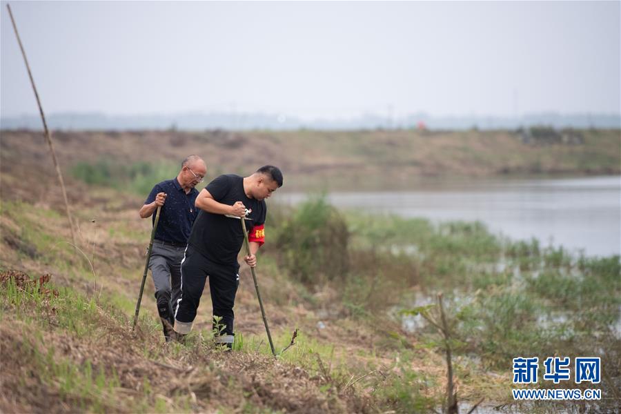 （防汛抗洪·圖文互動）（1）在大堤上成長，為人民守護——洪水中的青年“生力軍”