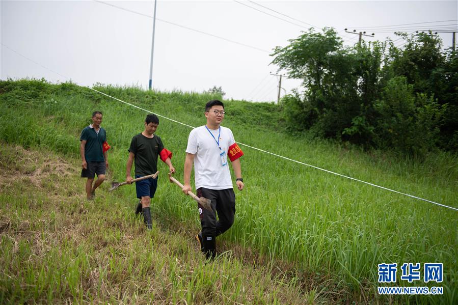 （防汛抗洪·圖文互動）（3）在大堤上成長，為人民守護——洪水中的青年“生力軍”