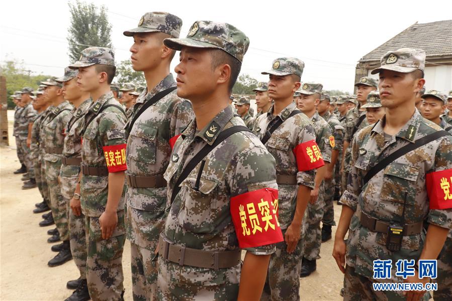 （防汛抗洪·圖文互動）一聲“救我”讓人淚奔——陸軍第72集團軍某部排長冒小馳抗洪搶險遇險記