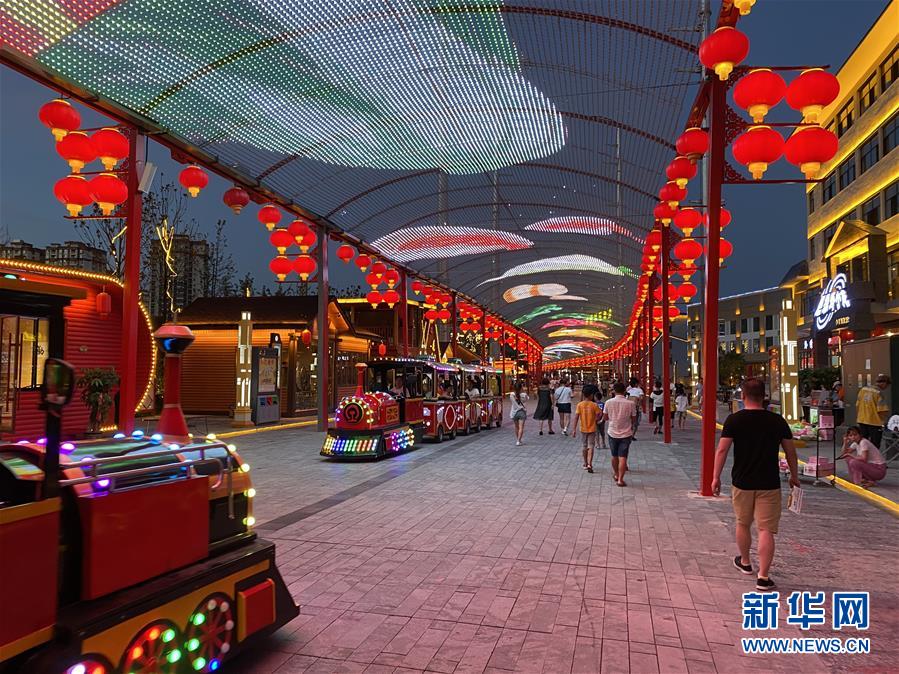 (落實“六穩”“六保”一線見聞·圖文互動)(1)易地搬遷戶有了新身份——貴州萬山扶貧安置點巧打“就業牌”