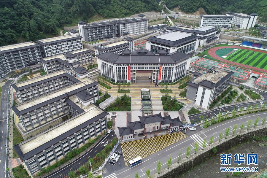 （新華視點·圖文互動）（1）學校建漂亮點本無錯，為何這所“豪華中學”讓人困惑？