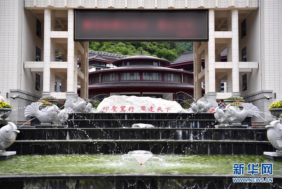 （新華視點·圖文互動）（3）學校建漂亮點本無錯，為何這所“豪華中學”讓人困惑？