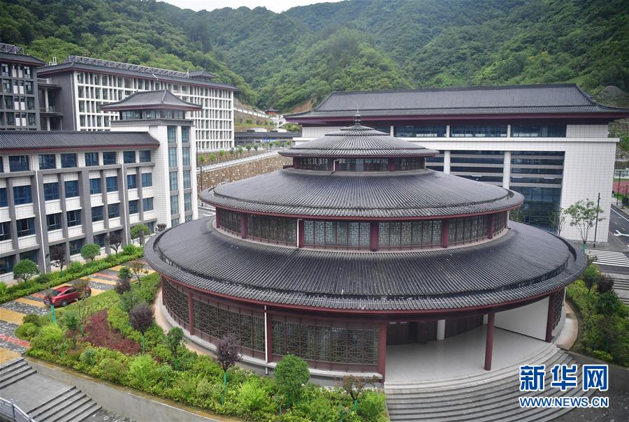 （新華視點·圖文互動）（4）學校建漂亮點本無錯，為何這所“豪華中學”讓人困惑？