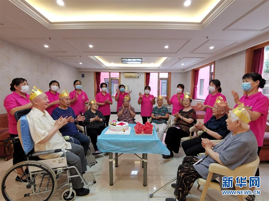 （總書記推動的改革身邊事·養老改革篇·圖文互動）（3）特寫：“我給現在的生活打滿分”——民辦養老院里的“夕陽紅”