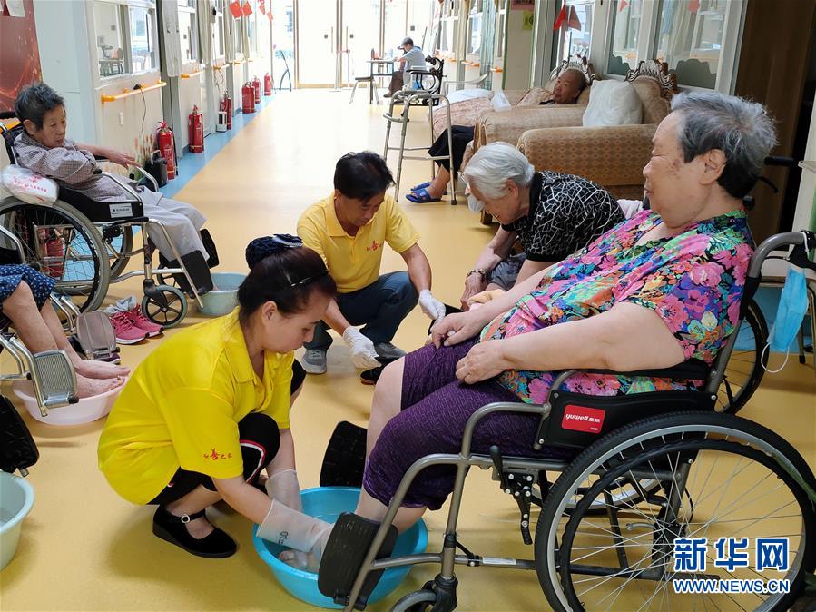 （走向我們的小康生活·圖文互動）（3）北京“老有所養”的床邊、身邊、周邊事