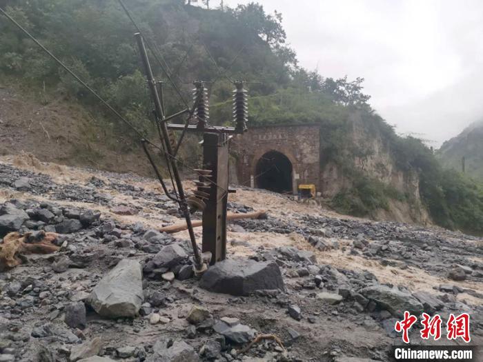 因泥石流受損的成昆鐵路區間?！ソ?攝