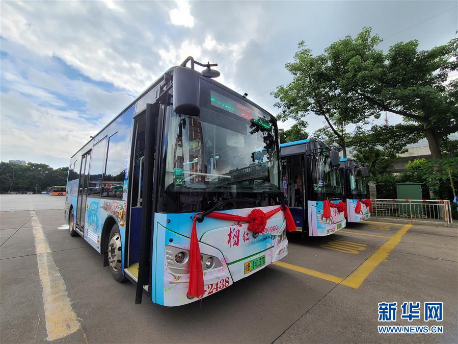 (圖文互動)(1)“石榴紅”里的民族情——廣西柳州首發民族團結公交專線見聞