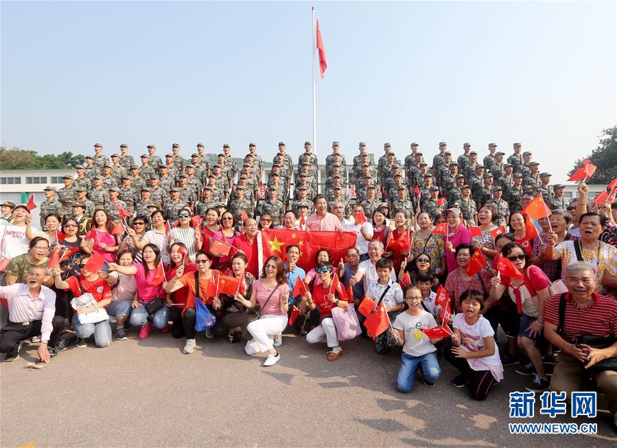 （圖文互動）（4）“我和我的祖國，一刻也不能分割”——解放軍駐香港部隊與市民共同慶祝國慶70周年見聞