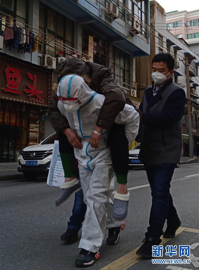 （習(xí)近平致敬的戰(zhàn)“疫”英雄·公安干警篇·圖文互動(dòng)）（4）他們，抗疫一線鑄警魂