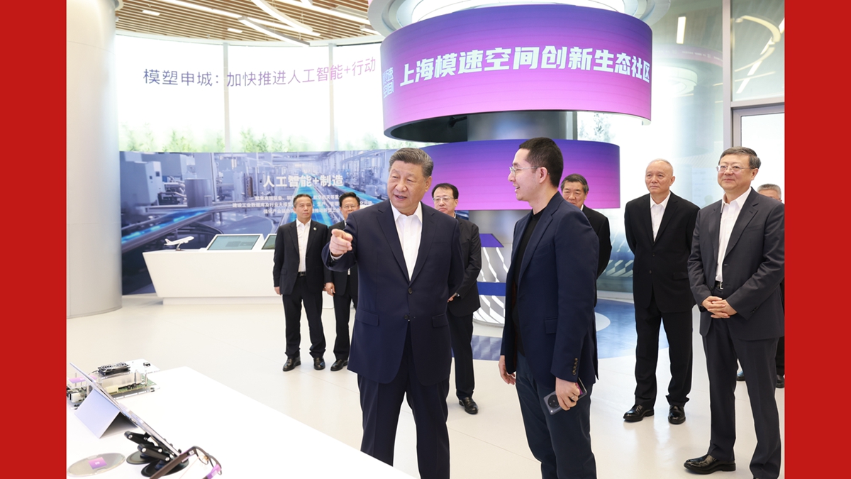 習(xí)近平在上海考察