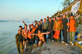 以武汉市多支冬泳队队员为主力于2009年自发组建,常年坚持在江边志愿巡逻,遇险即救。2014年10月,一名志愿队员在救援后遇难,方为众人所知。