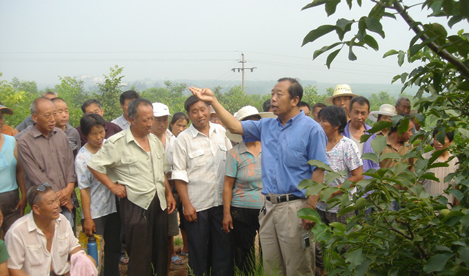 李保國為農民講授果樹技術