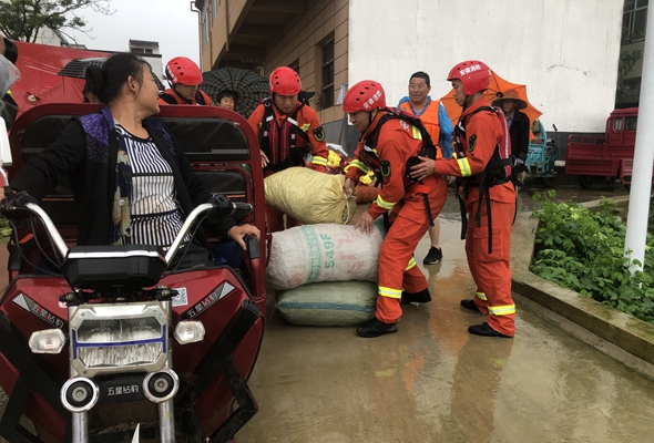 風(fēng)雨擺渡人——消防救援隊伍抗洪救災(zāi)特寫