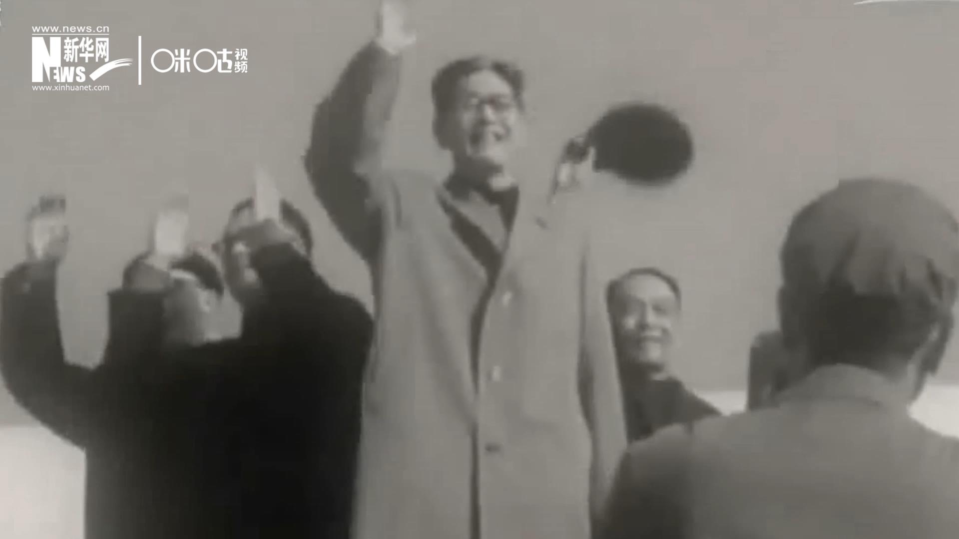 1971年11月9日，全新成立的中國聯(lián)合國代表團在群眾的歡呼與掌聲中登上專機，正式開啟了中國的聯(lián)合國之旅。