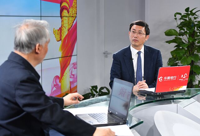 您再給我們梳理一下，黨章中有關“基本路線”的修改情況。