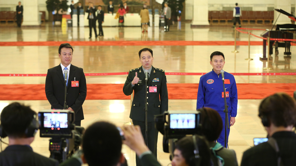 趙宏博、景海鵬、唐嘉陵代表接受采訪