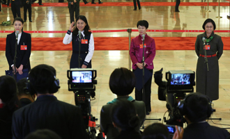 吳敏霞、杜玉濤、蒙曼、盧麗安代表接受采訪