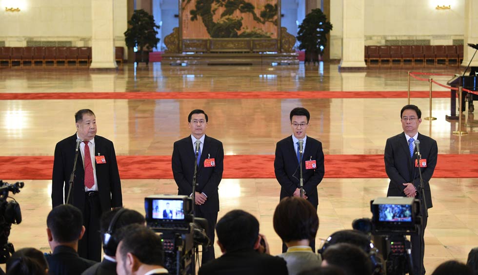 凌解放、王立平、徐川、黃一兵接受采訪