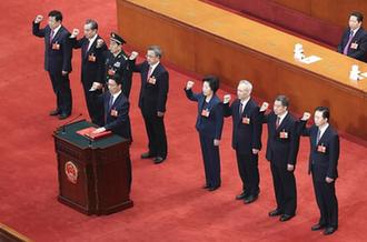 國務(wù)院副總理、國務(wù)委員、秘書長進行憲法宣誓