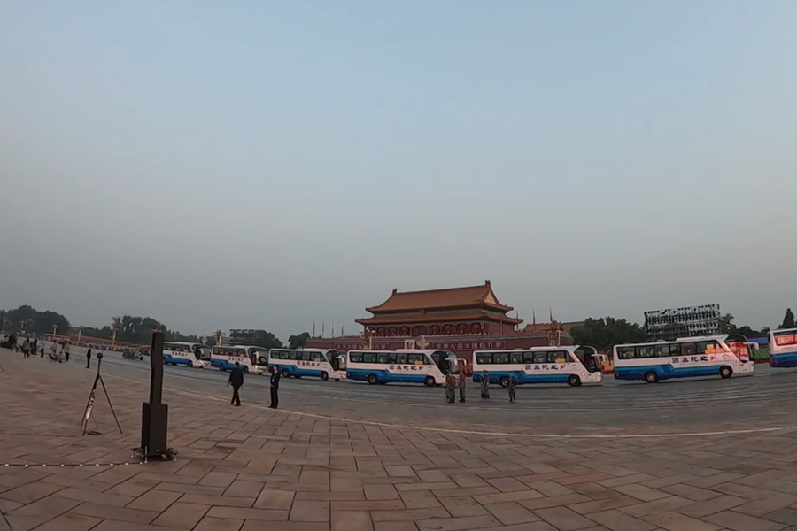 10月1日清晨的天安門城樓和長安街，燈火通明，正在準(zhǔn)備慶祝大會的工作人員雖然緊張忙碌，但仍顯得井然有序