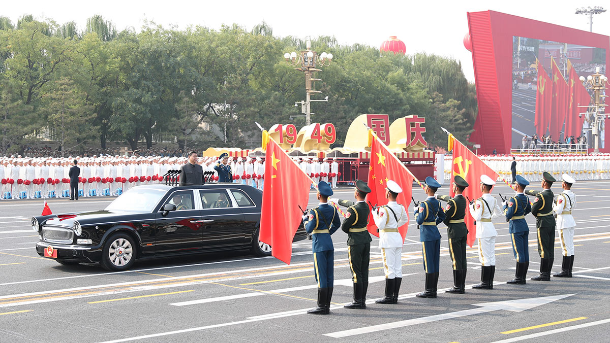 習(xí)近平驅(qū)車行進(jìn)至黨旗、國(guó)旗、軍旗前，向旗幟行注目禮