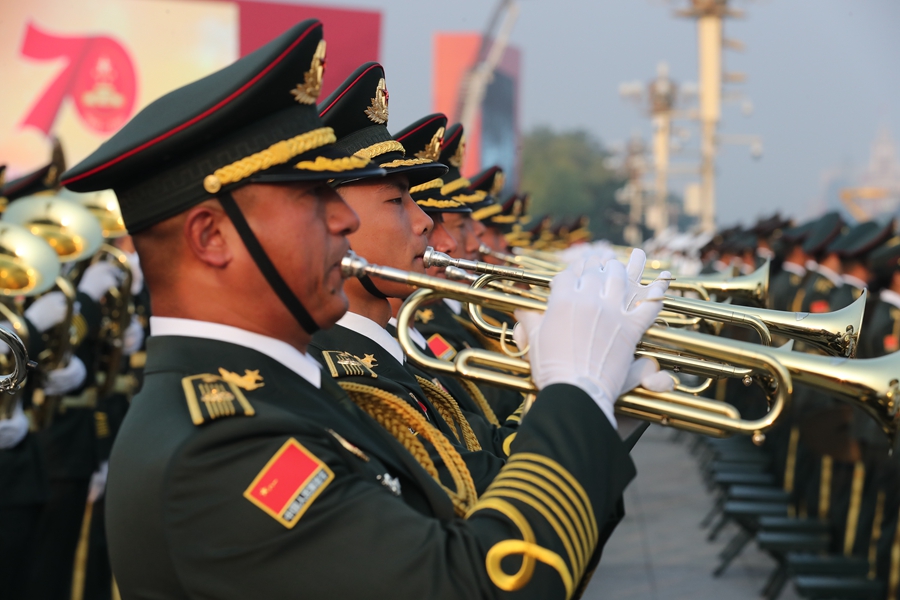 解放軍聯(lián)合軍樂團(tuán)在廣場就位后進(jìn)行準(zhǔn)備工作和試奏。據(jù)了解，解放軍聯(lián)合軍樂團(tuán)此次演奏是從開國大典至今歷次閱兵以來演奏曲目最多的一次，不少曲目是為此次閱兵量身打造的全新作品，此次也是歷次女演奏員最多的一次。