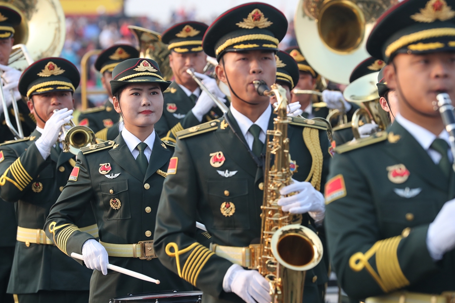 解放軍聯(lián)合軍樂團(tuán)在廣場就位后進(jìn)行準(zhǔn)備工作和試奏。據(jù)了解，解放軍聯(lián)合軍樂團(tuán)此次演奏是從開國大典至今歷次閱兵以來演奏曲目最多的一次，不少曲目是為此次閱兵量身打造的全新作品，此次也是歷次女演奏員最多的一次。