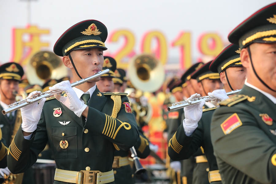 解放軍聯(lián)合軍樂團(tuán)在廣場就位后進(jìn)行準(zhǔn)備工作和試奏。據(jù)了解，解放軍聯(lián)合軍樂團(tuán)此次演奏是從開國大典至今歷次閱兵以來演奏曲目最多的一次，不少曲目是為此次閱兵量身打造的全新作品，此次也是歷次女演奏員最多的一次。