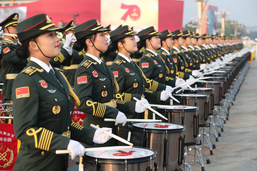 解放軍聯(lián)合軍樂團(tuán)在廣場就位后進(jìn)行準(zhǔn)備工作和試奏。據(jù)了解，解放軍聯(lián)合軍樂團(tuán)此次演奏是從開國大典至今歷次閱兵以來演奏曲目最多的一次，不少曲目是為此次閱兵量身打造的全新作品，此次也是歷次女演奏員最多的一次。