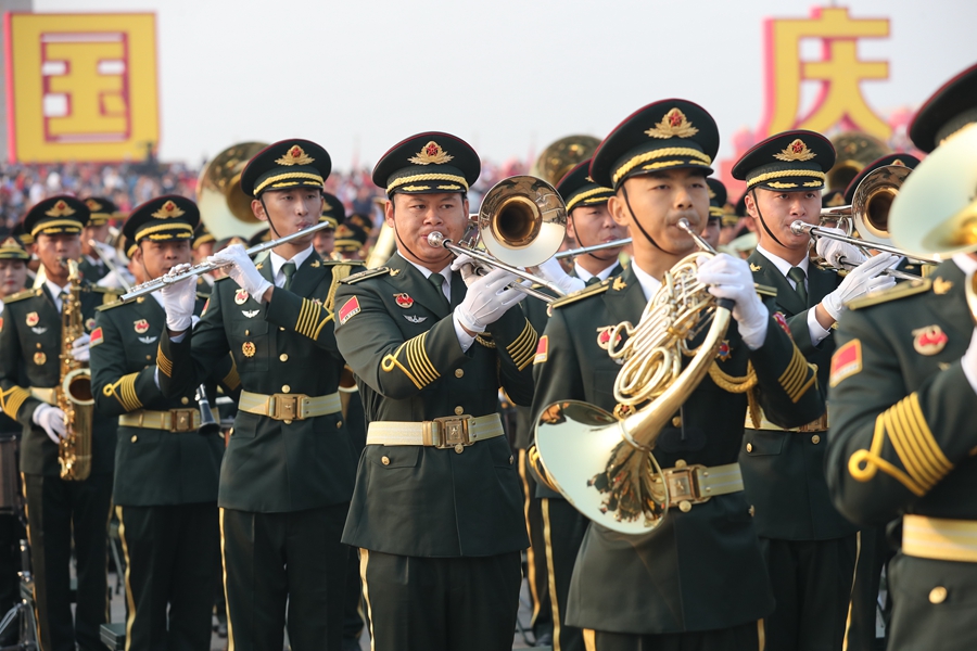 解放軍聯(lián)合軍樂團(tuán)在廣場就位后進(jìn)行準(zhǔn)備工作和試奏。據(jù)了解，解放軍聯(lián)合軍樂團(tuán)此次演奏是從開國大典至今歷次閱兵以來演奏曲目最多的一次，不少曲目是為此次閱兵量身打造的全新作品，此次也是歷次女演奏員最多的一次。