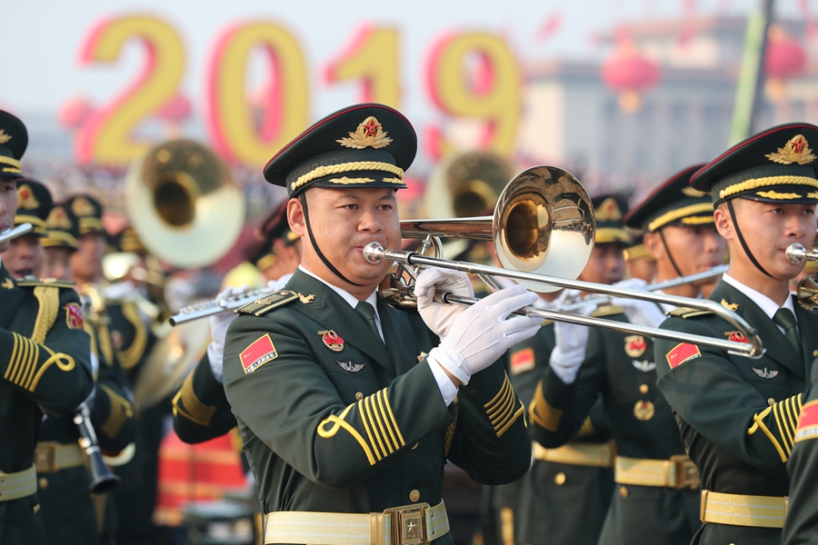 解放軍聯(lián)合軍樂團(tuán)在廣場就位后進(jìn)行準(zhǔn)備工作和試奏。據(jù)了解，解放軍聯(lián)合軍樂團(tuán)此次演奏是從開國大典至今歷次閱兵以來演奏曲目最多的一次，不少曲目是為此次閱兵量身打造的全新作品，此次也是歷次女演奏員最多的一次。