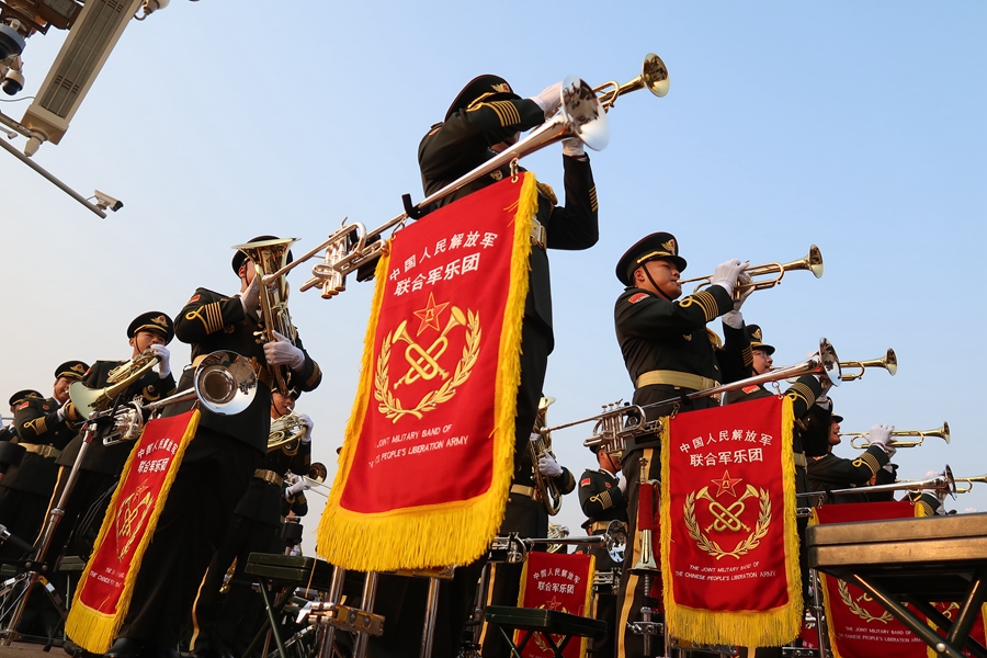 解放軍聯(lián)合軍樂團(tuán)在廣場就位后進(jìn)行準(zhǔn)備工作和試奏。據(jù)了解，解放軍聯(lián)合軍樂團(tuán)此次演奏是從開國大典至今歷次閱兵以來演奏曲目最多的一次，不少曲目是為此次閱兵量身打造的全新作品，此次也是歷次女演奏員最多的一次。