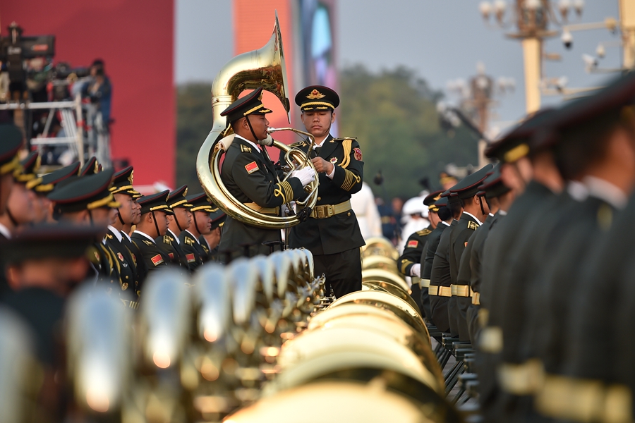 解放軍聯(lián)合軍樂團(tuán)在廣場就位后進(jìn)行準(zhǔn)備工作和試奏。據(jù)了解，解放軍聯(lián)合軍樂團(tuán)此次演奏是從開國大典至今歷次閱兵以來演奏曲目最多的一次，不少曲目是為此次閱兵量身打造的全新作品，此次也是歷次女演奏員最多的一次。