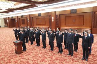 國務(wù)院部長、委員會主任、中國人民銀行行長、審計長進行憲法宣誓