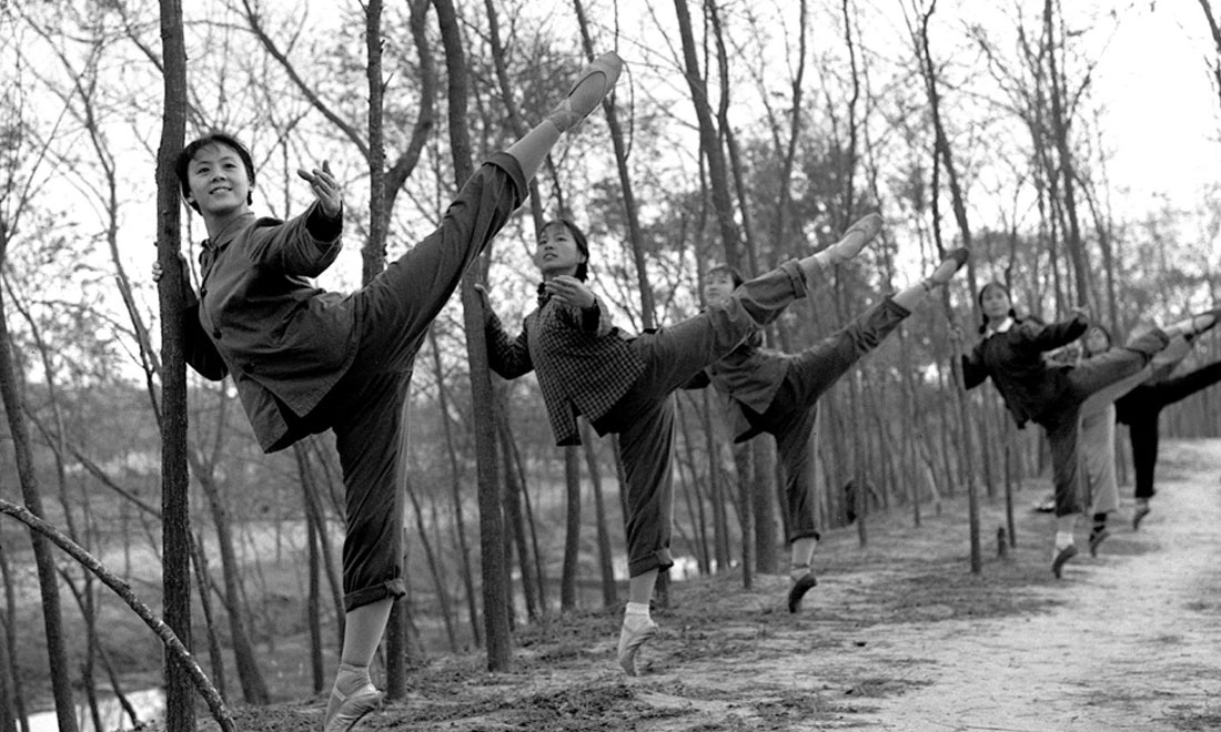 1972年秋，上海市舞蹈學(xué)校《白毛女》劇組的演員們來到上海市金山縣金衛(wèi)公社參加勞動鍛煉，在農(nóng)村也堅(jiān)持練功。新華社記者黃田寶攝