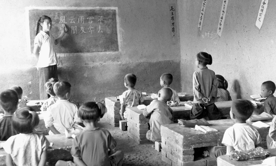1964年夏，河北省壩縣煎茶鋪公社西煎大隊(duì)，一所耕讀小學(xué)的學(xué)生們在上課。新華社記者梁一丁攝