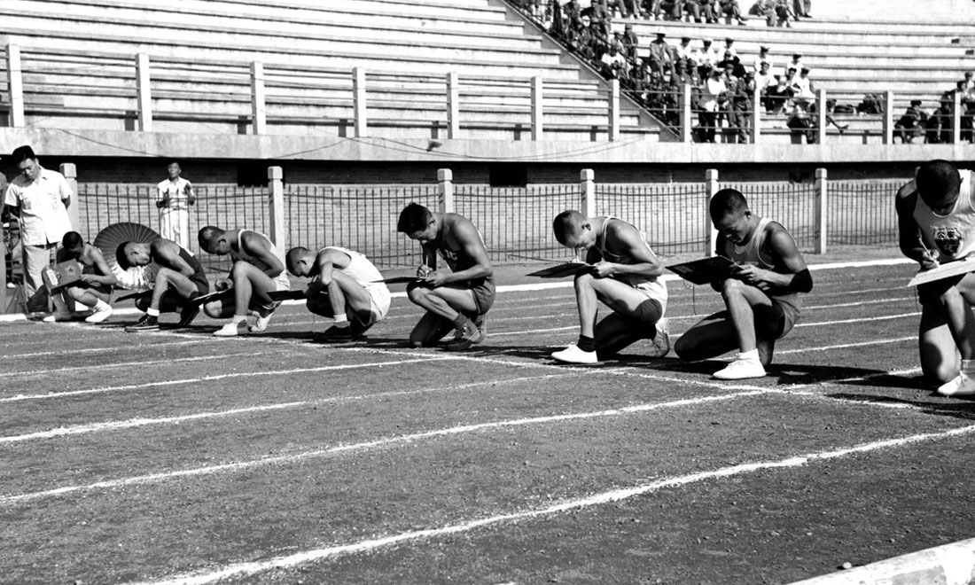 1952年8月2日，慶祝中國人民解放軍建軍25周年全軍運(yùn)動會在北京舉行，運(yùn)動員在進(jìn)行識字賽跑比賽。新華社記者岳國芳攝