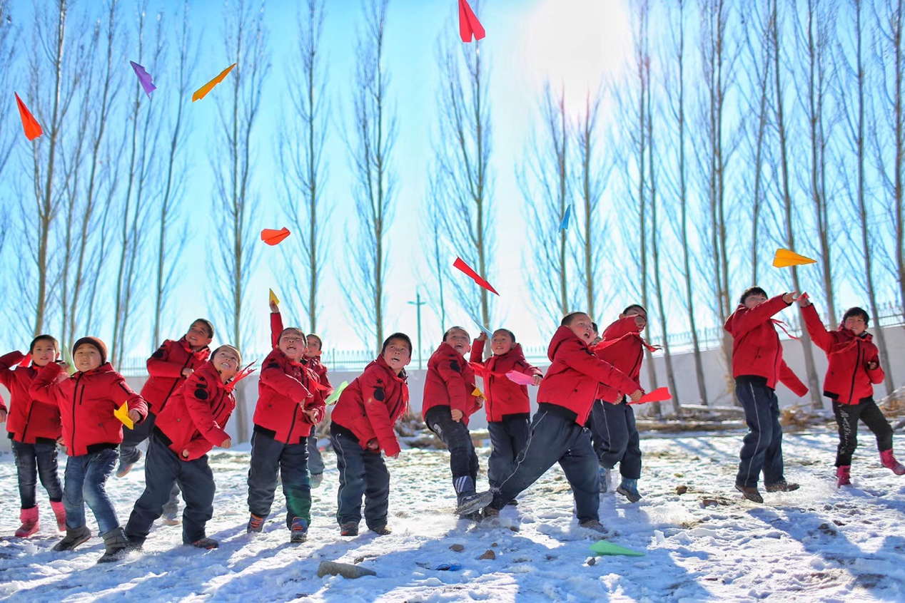 2017年11月15日， “多一克溫暖”公益行動走進北疆地區(qū)，實現(xiàn)了從物質(zhì)捐贈到“物質(zhì)+精神”溫暖的升級。 “體操冠軍”楊威、好妹妹樂隊等傾情加盟，不僅為孩子們帶來加厚羽絨服和御寒物資，還準備了溫暖的課堂。